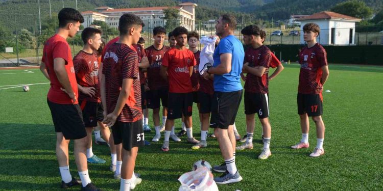 Denizli İdmanyurdu’nun gençleri de şampiyonluk istiyor
