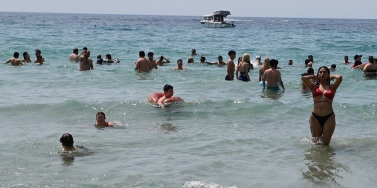 Kuşadası’nda plajlarda bayram yoğunluğu