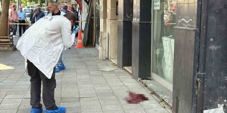 Caddede başından vuruldu, hastanede hayatını kaybetti
