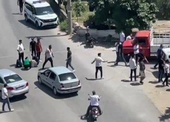 Trafik kazasında sonra çıkan kavgayı polis havaya ateş ederek ayırabildi