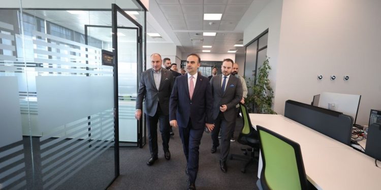 Bakan Kacır: “Türkiye’nin savunma sanayiine güç veren girişimlerimizin Ar-Ge ve üretim faaliyetlerine destek olmaya devam edeceğiz”