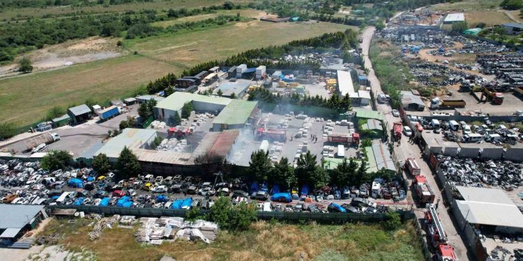 Maltepe’de seramik deposunda çıkan yangın hurdalık alana sıçradı