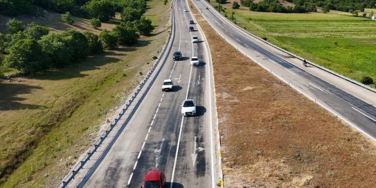 Bayram tatilinden dönenler trafik yoğunluğu oluşturdu
