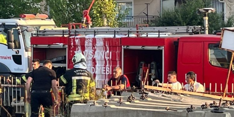 Kargaların demiryolu hattında elektrik kablolarına teması yangın çıkarttı