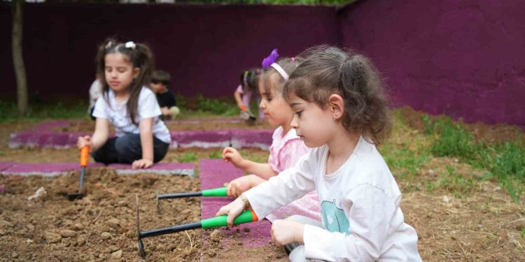 Muş’ta minik öğrenciler toprakla buluştu