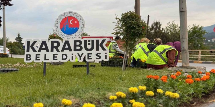 Karabük Belediyesi kenti çiçeklerle renklendiriyor