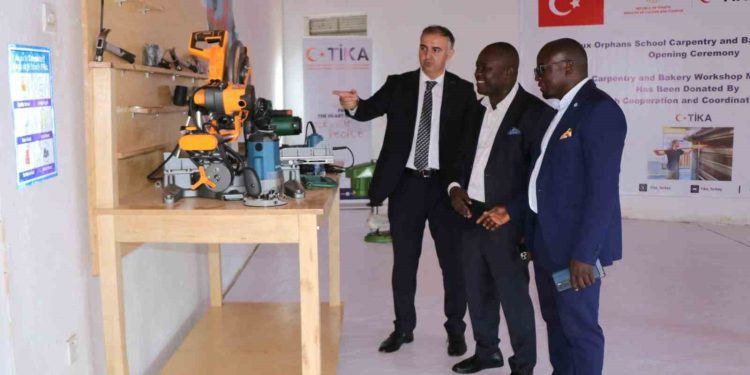 TİKA, Alux Yetimler Okulu’nda marangozluk atölyesi kurdu