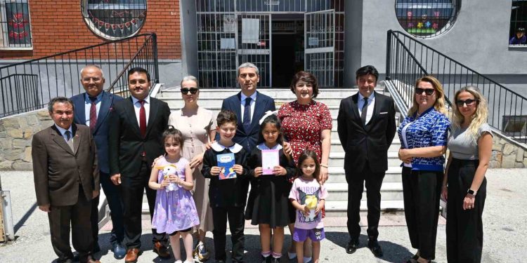 Vali Aktaş resim sergisini ziyaret etti