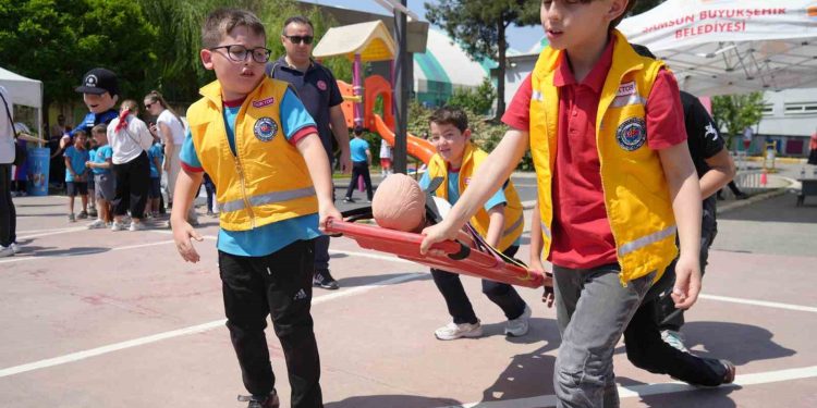 Minik sağlık elçileri, arkadaşlarına sağlık hizmetlerini anlattı