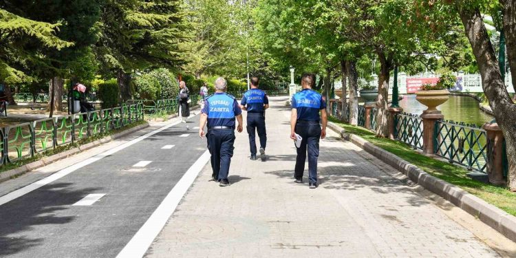 Yerlere sigara izmariti, çöp atan 62 vatandaşa 183 bin 86 lira para cezası uygulandı