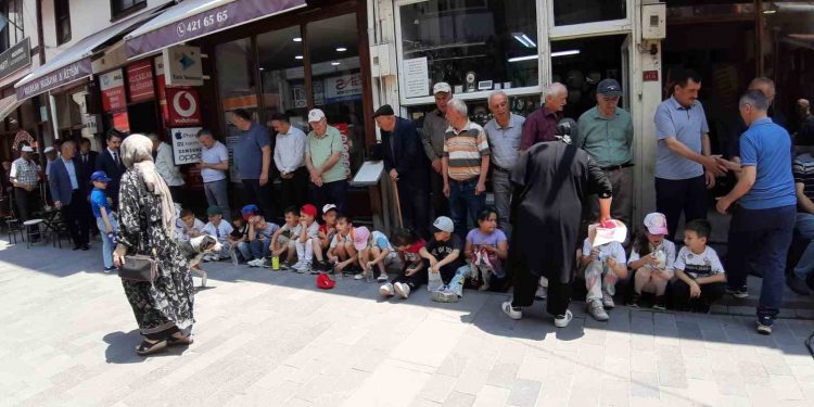 Ahilik geleneğine katılan minikler ellerini semaya açtı