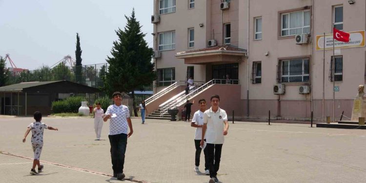 LGS’de oturumlar tamamlandı, babalar çifte heyecan yaşadı