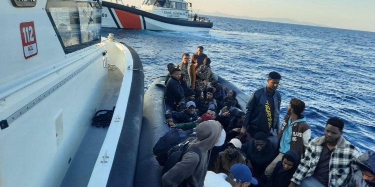 İzmir açıklarında 20 düzensiz göçmen yakalandı, 34 göçmen kurtarıldı