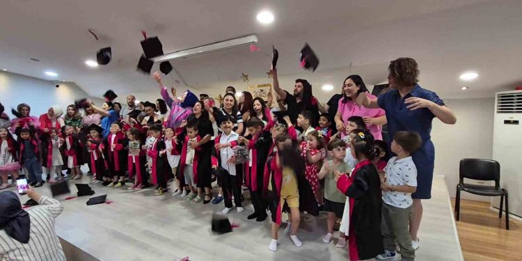 Özel minikler kep atıp mezuniyet coşkusu yaşadı
