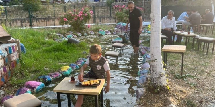 Emet ilçesi Dereli Kaplıcaları bölgede az rastlanır şifalı sulara sahip