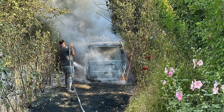 Bahçesindeki otları yakmak istedi, otomobili yaktı