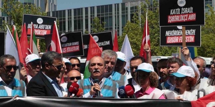 Büro Memur-sen’den ABD Büyükelçiliği önünde siyah çelenkli protesto