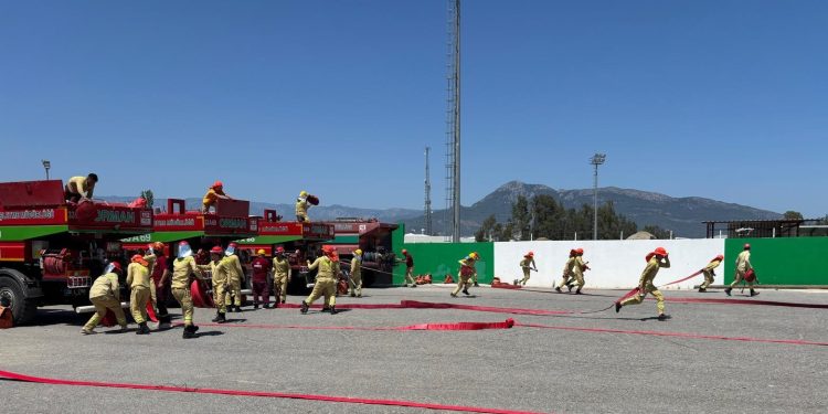 Mersin’de göreve yeni başlayan ateş savaşçılarına eğitim veriliyor