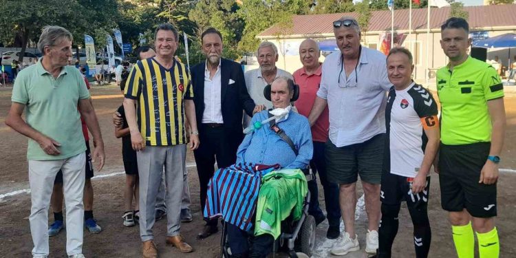 İsmail Gökçek, Veteranlar Futbol Turnuvası’ndaki maçta başlama vuruşunu yaptı