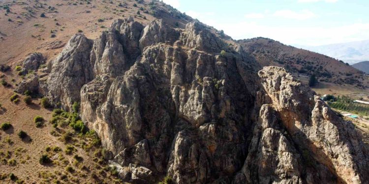 Erzincan’daki Kalecik Kalesinin tarihi Tunç Çağı’na dayanıyor
