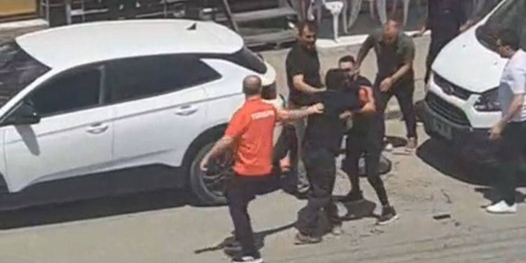 Akrabalar arasındaki bıçaklı kavgada cadde gölüne kan döndü: 1’i ağır 3 yaralı