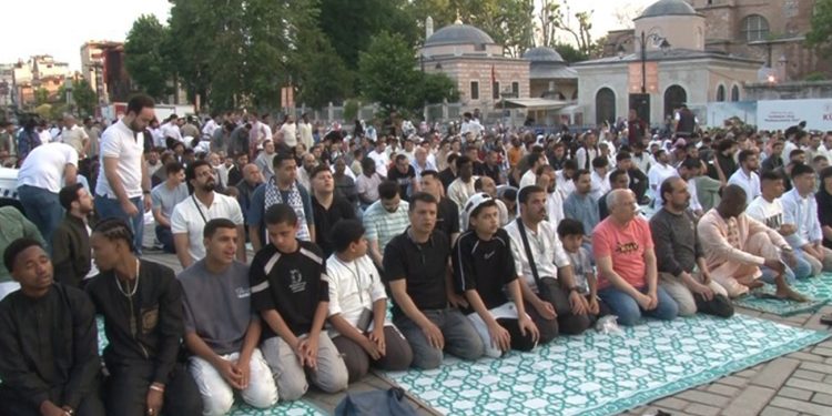 Vatandaşlar Kurban Bayramı namazını Ayasofya’da kıldı