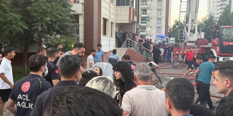 Diyarbakır’da 13 katlı binada yangın