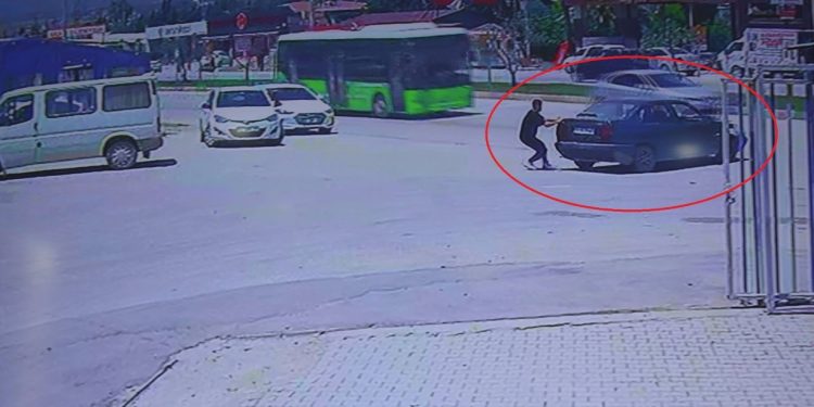 El frenini çekmeyi unuttuğu aracının peşinden koşsa da çaresiz kaldı, o anlar kamerada