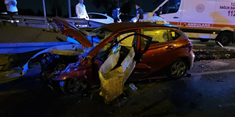 Bayrampaşa’da kontrolden çıkan otomobil bariyerlere saplandı