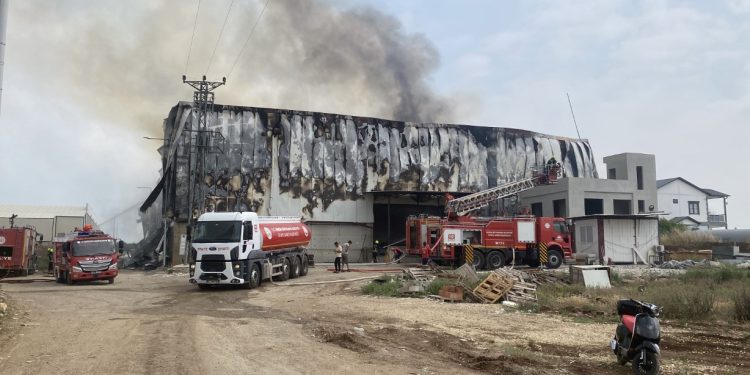 Mersin’de pamuk fabrikası deposunda yangın, ekipler müdahale ediyor