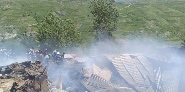 Bahçesaray’da ev yangını: Dumandan zehirlenen 14 yaşındaki çocuk öldü