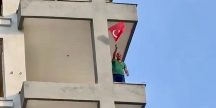 Hasarlı bina yıkımında iş makinesi operatörünün Türk bayrağı hassasiyeti
