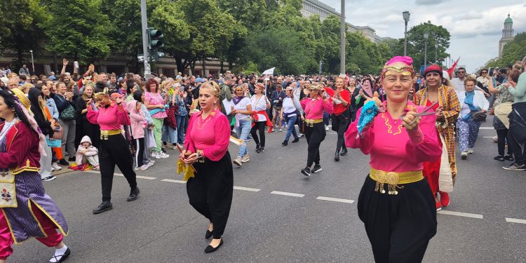 Berlin Kültürler Karnavalı’nda renkli görüntüler