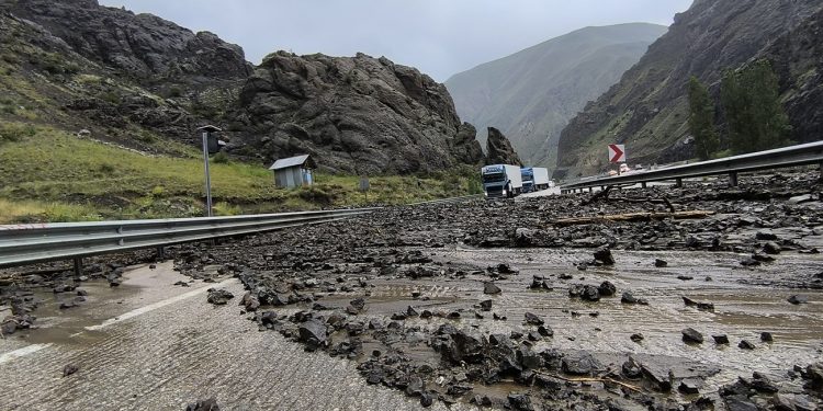 Erzurum-Artvin karayolunda heyelan: Ulaşım tek şeritten sağlanıyor
