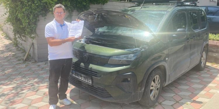 Yeni aldığı Peugeot marka arabası önce 4 kere servise girdi sonra otoparkta alev aldı