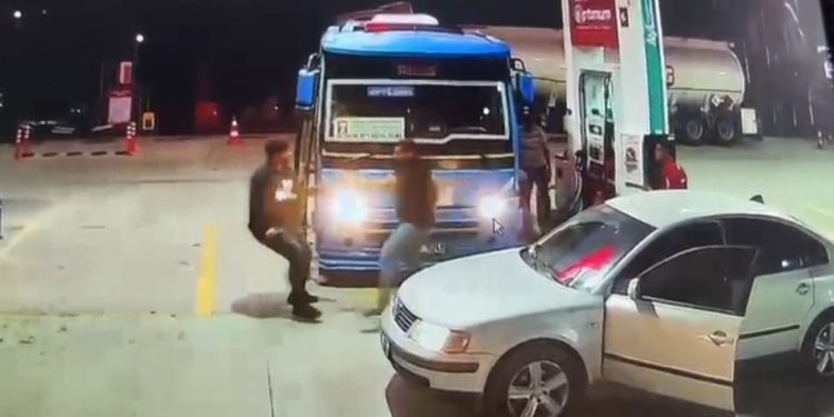 Sürücülerin güzergah kavgası kamerada