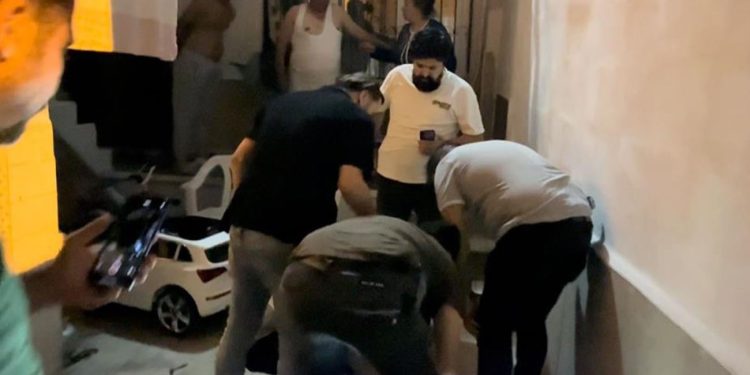 Bursa’da sıcak dakikalar: Ekiplerden kaçmaya çalışan aranan şahsın yakalanma anı kamerada