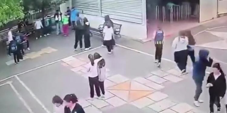Ataşehir’de camına taş atılmasına sinirlenen kadın, okulun bahçesindeki çocuğa saldırdı