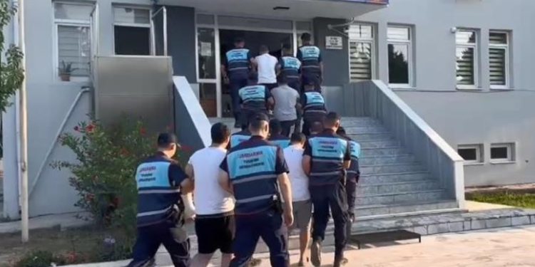 Tur otobüsüne saldıran beş şüpheli tutuklandı