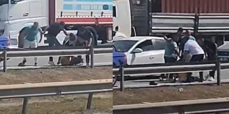 Otoyolda sürücü önce dövüldü sonra suyla ayıltılmaya çalışıldı: O anlar kamerada