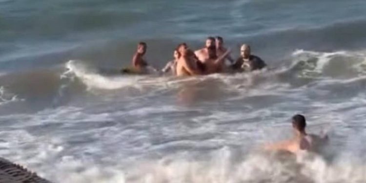 Boğulmak üzere olan genci vatandaşlar kurtardı